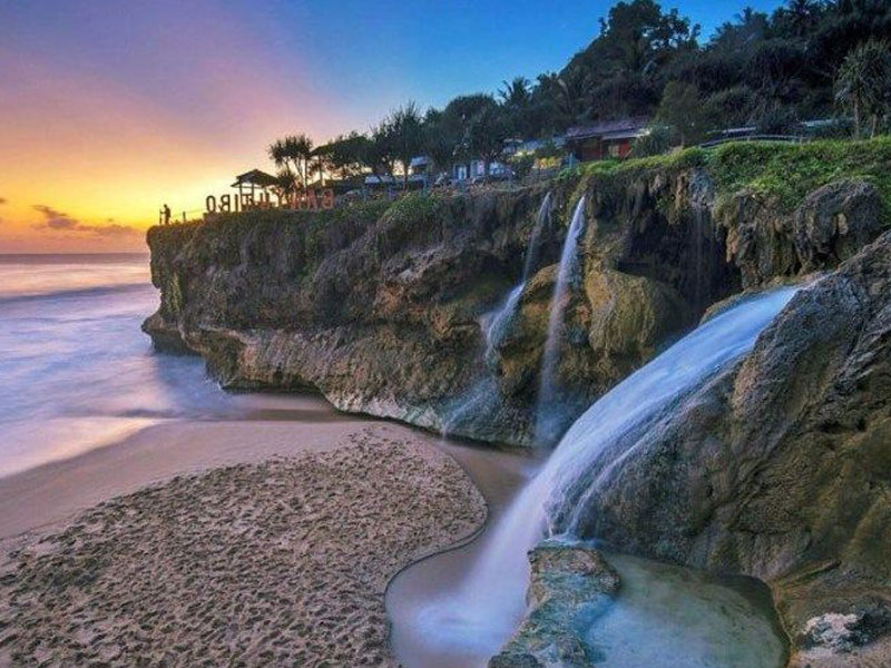 Magis! Pantai Banyu Tibo, Surga Tersembunyi dengan Air Terjun Langsung ke Laut