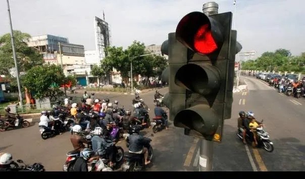 Kok Susah Patuh… : Menerobos Lampu Merah, Kebiasaan Rutin Pengendara Motor dan Mobil