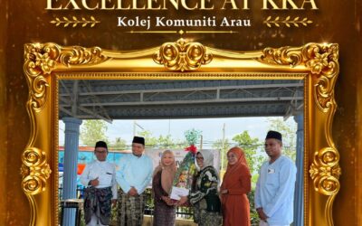 Perwakilan Indonesia berkesempatan menyerahkan penghargaan kepada para pemenang dalam eksibisi di Kolej Komuniti Arau (KKA)