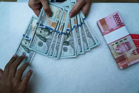 Rupiah Senin pagi tembus Rp17.630 per dolar AS. Simak penyebab pelemahan rupiah, dampaknya bagi masyarakat, dan hal yang perlu diperhatikan.